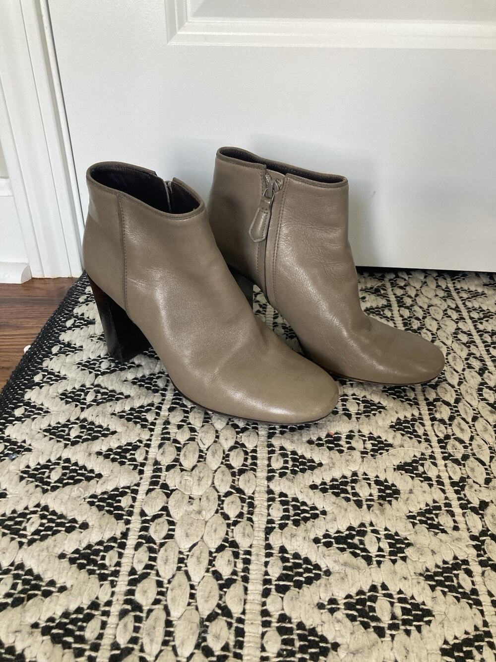 Tory Burch Bowie Leather Taupe Heeled Ankle Booties Sz 6.5 Minimalist Luxury